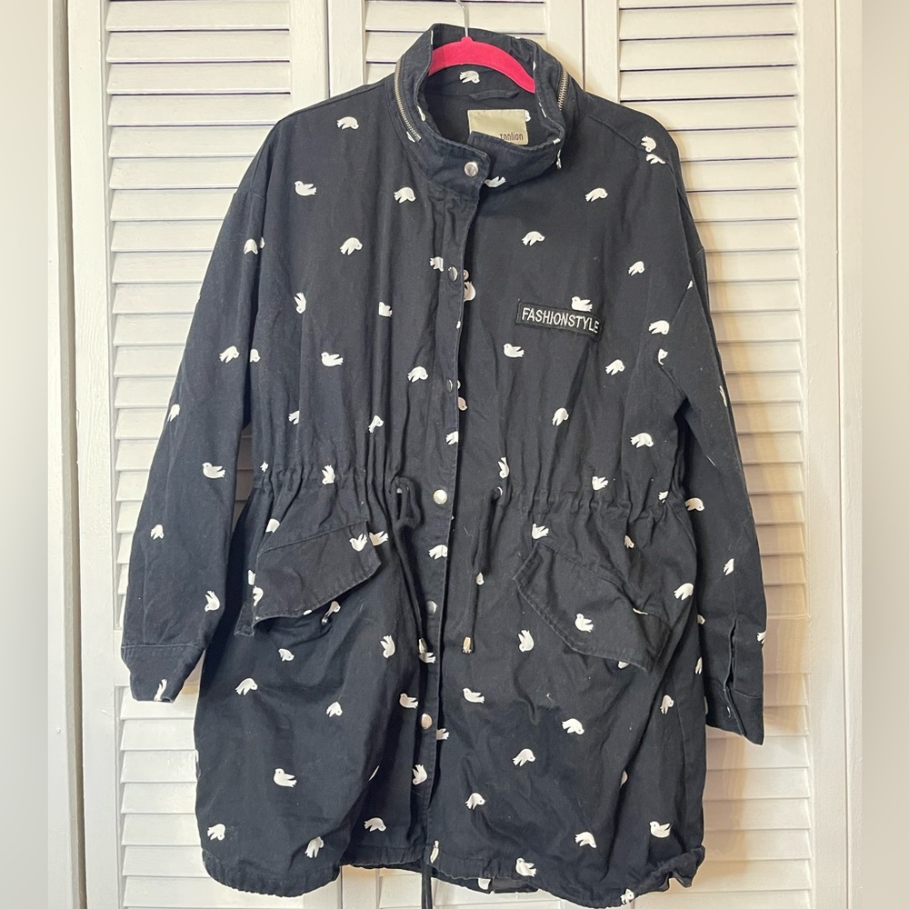Black with pigeon pattern zip up cinch waist outerwear.